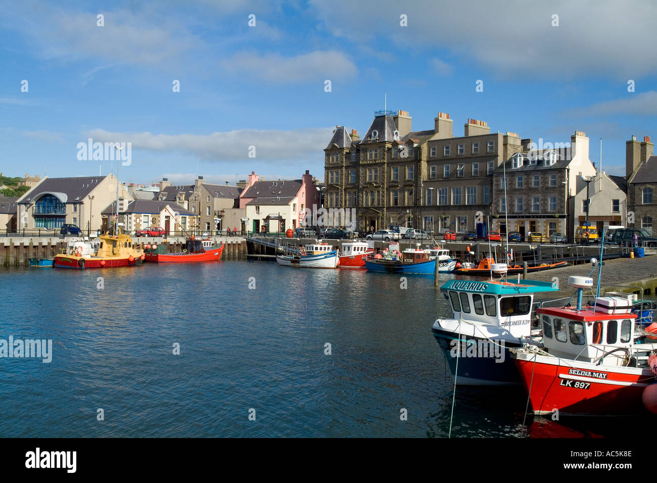 dh Kirkwall Harbour KIRKWALL ORKNEY Kirkwall Hotel barche da pesca lungo la banchina lato isole della scozia orkneys Waterfront scottish Harbour Foto Stock