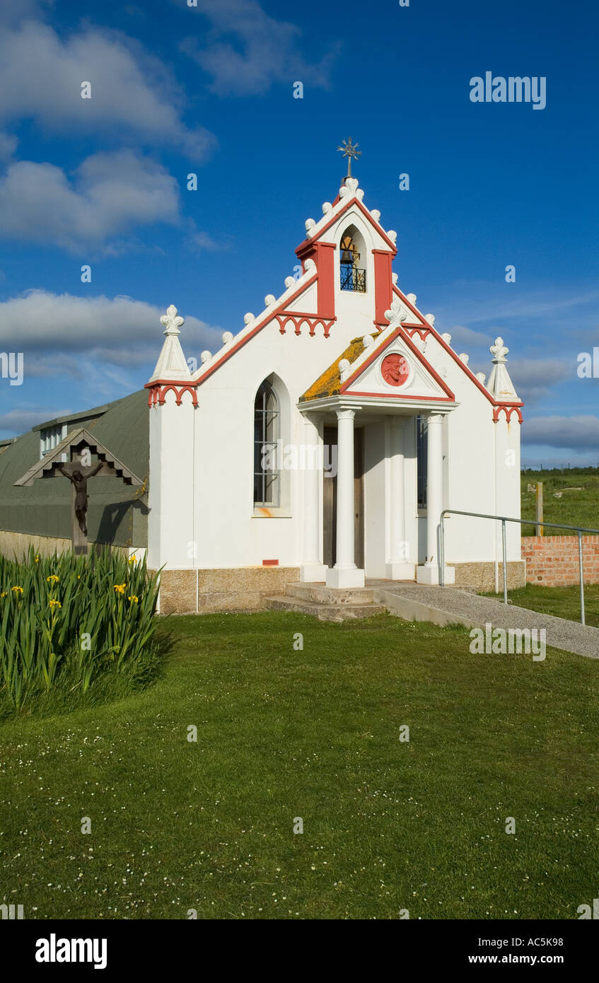 dh ITALIAN CHAPEL ORKNEY decorato prigioniero di guerra Nissen chiesa capanna edificio storico leccio agnello Foto Stock