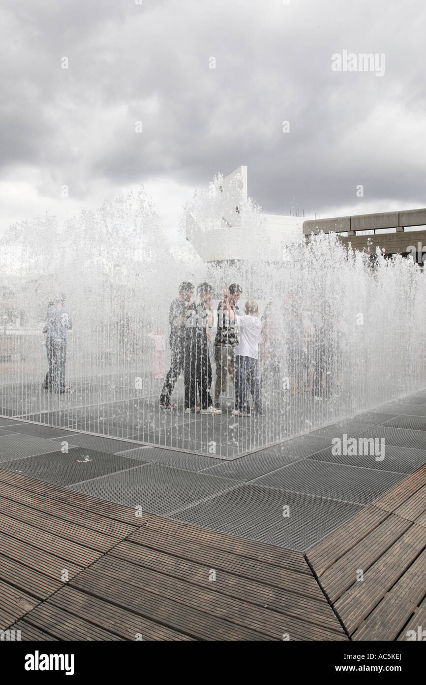 Le persone che si godono la figurano camere da parte dell'artista danese Jeppe Hein al southbank Londra Inghilterra Regno Unito Foto Stock