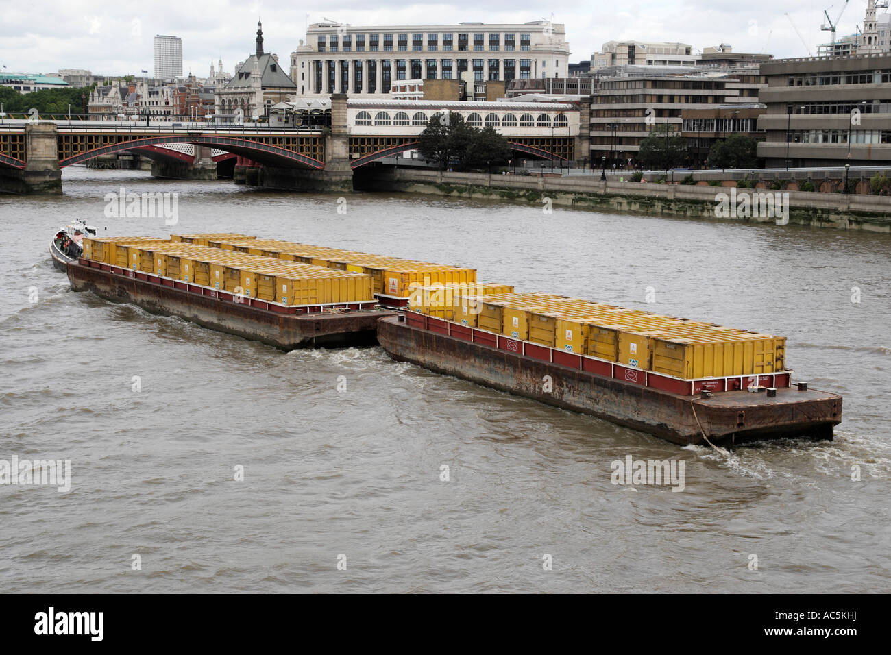 Cory chiatta di rifiuti con contenitori navigare sul fiume Tamigi Londra Inghilterra Regno Unito Foto Stock