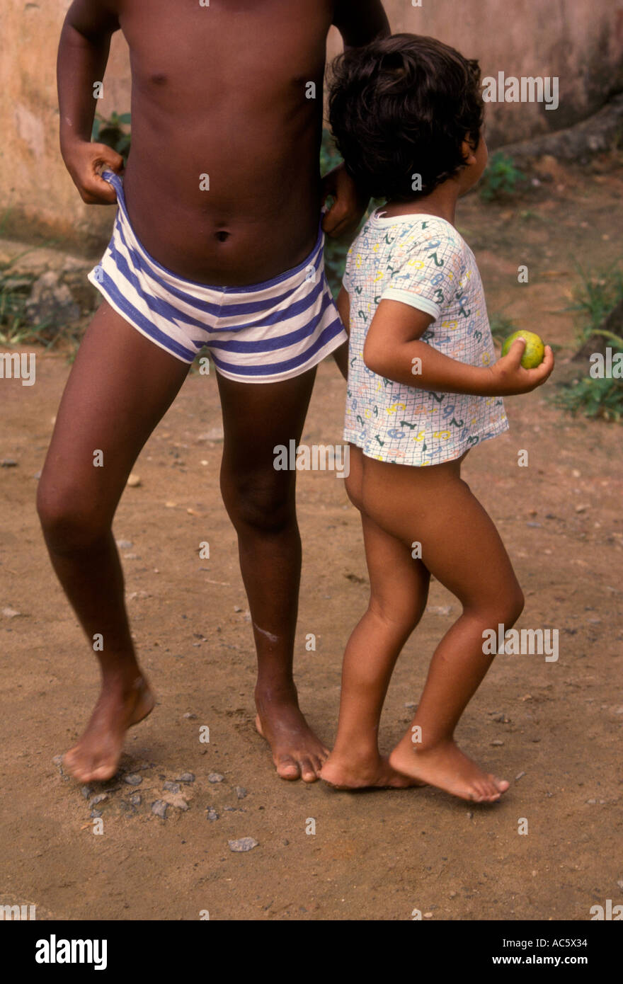 2, due brasiliani, 2 ragazzi brasiliani, due ragazzi brasiliani, fratelli, favela, baraccopoli, salvador de bahia bahia, Brasile, Sud America Foto Stock