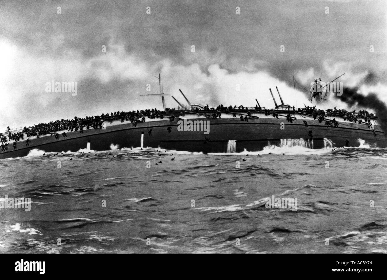 La Prima Guerra Mondiale tedesco Marinai aggrapparsi a scafo della corazzata BLUCHER cruiser come capsizes in azione presso la banca Dogger 24 Gennaio 19 Foto Stock