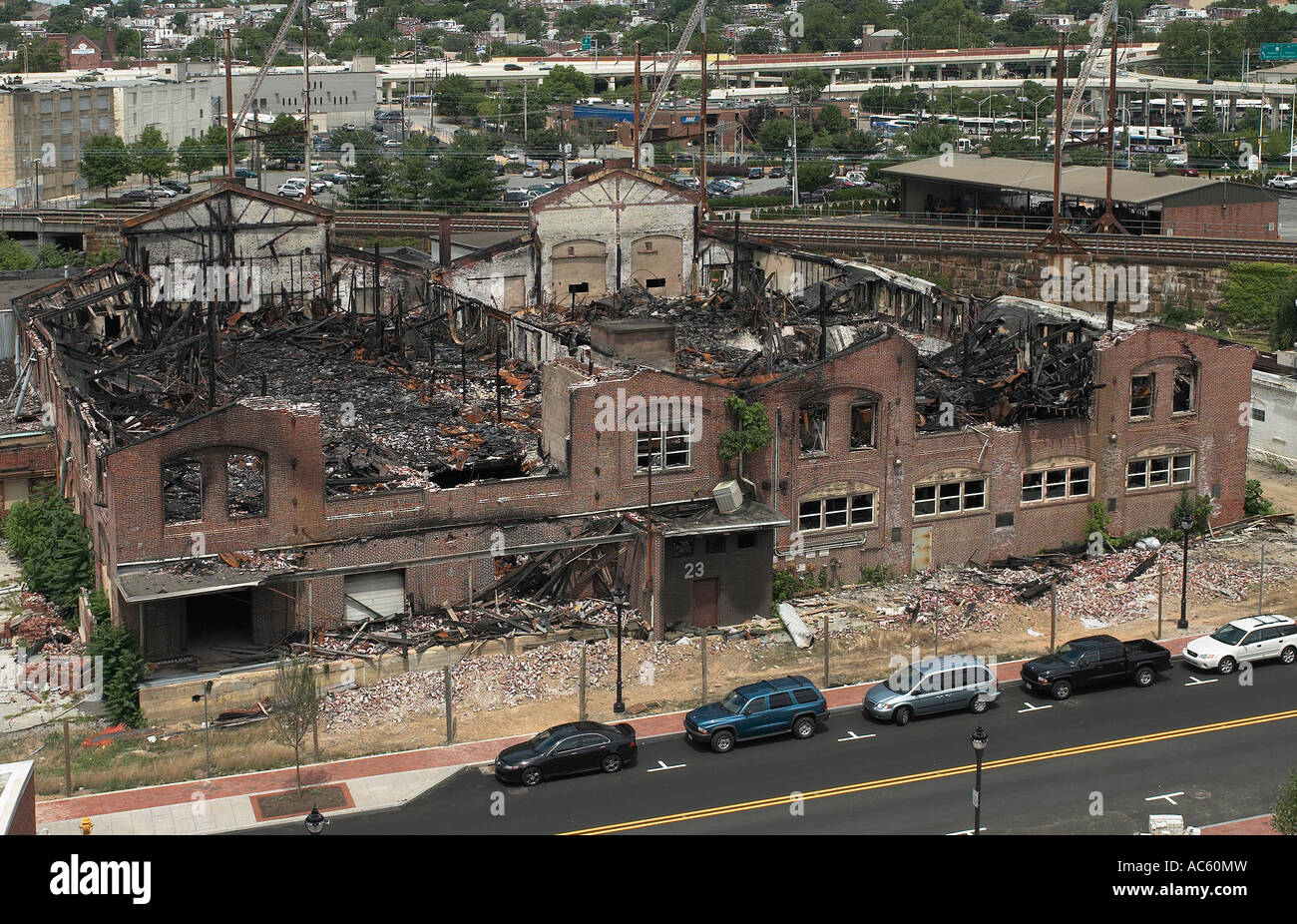 I danni di un incendio bruciato edificio commerciale esterno vista aerea Foto Stock