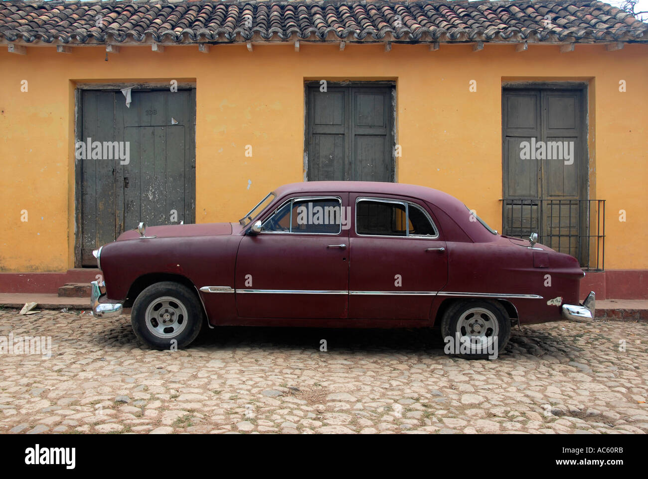 Maroon auto in Cuba Foto Stock