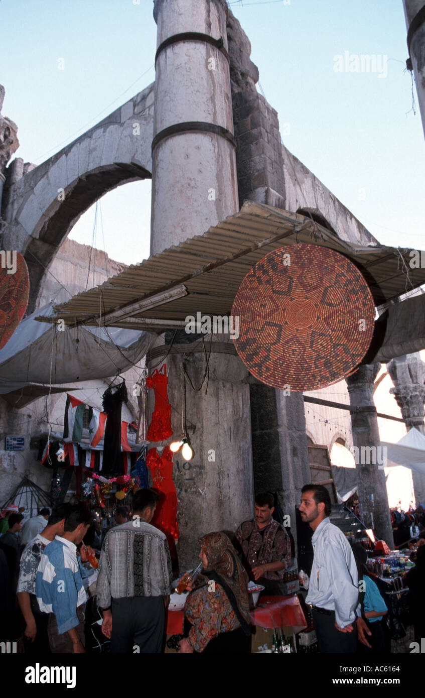 Mercato tra storiche rovine a Damasco in Siria Foto Stock