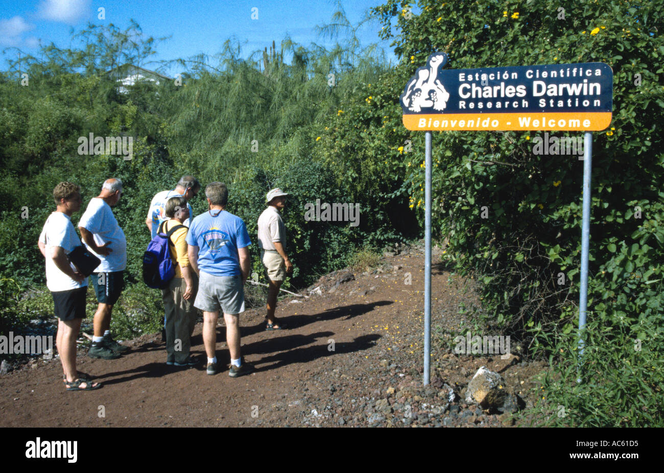 I turisti di entrare nella Ricerca Charles Darwin Centre Puerta Ayora Santa Cruz Isole Galapagos Ecuador Foto Stock
