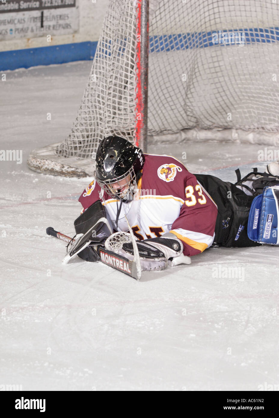 Ice Hockey Goalie rende un diving salva Foto Stock