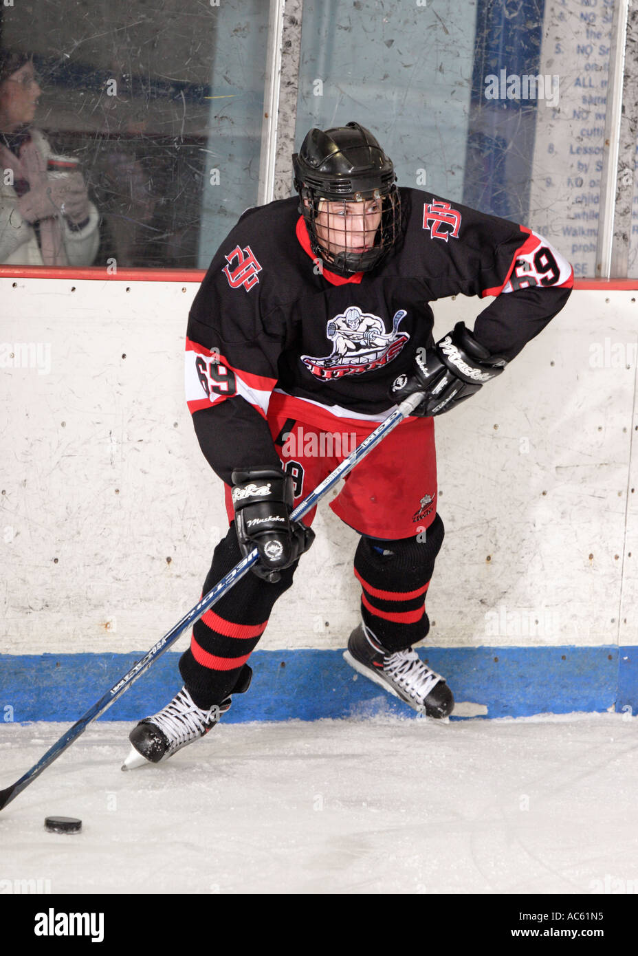 Ghiaccio Teenage giocatore di hockey sul ghiaccio con puck Foto Stock