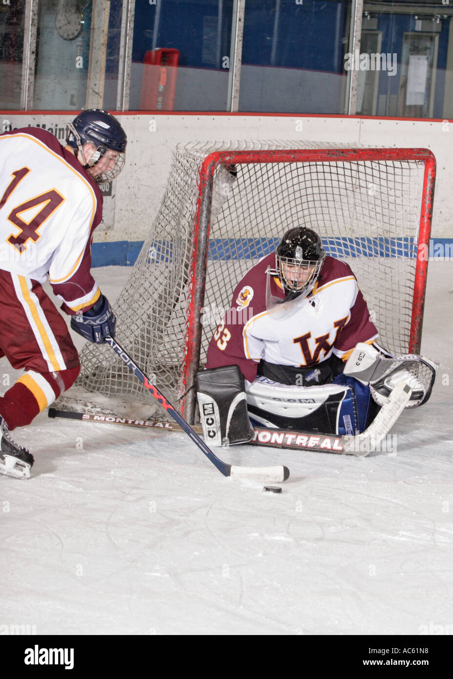 Hockey su ghiaccio Defenceman e Goalie coprire il puck Foto Stock