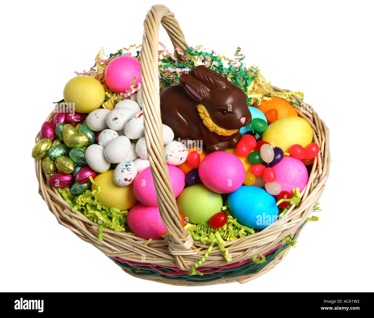 Pasqua cesto pieno di uova e candy Foto Stock