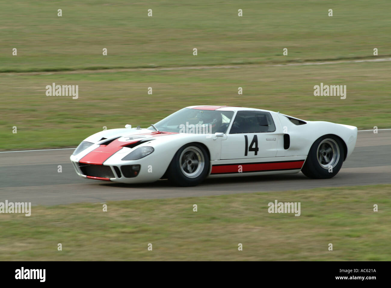 Gara meetingFord GT40 Auto sportiva a Goodwood Motor Racing Meeting 2003 West Sussex England Regno Unito Regno Unito Foto Stock