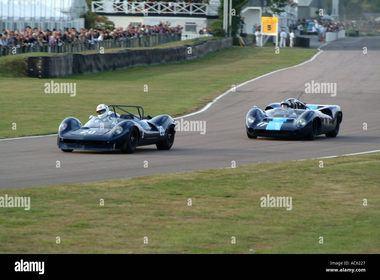 Lotus Ford 30 e Lola Chevrolet T70 Spyder auto sportive a Goodwood Meeting 2003 Foto Stock