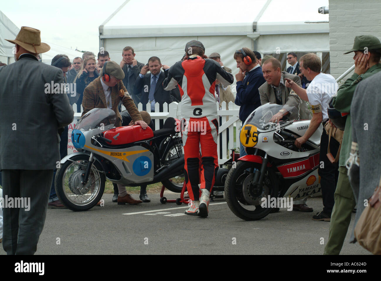 Gerhard Berger dita nelle orecchie la preparazione per Barry Sheene omaggio Goodwood 2003 West Sussex England Regno Unito Regno Unito Foto Stock