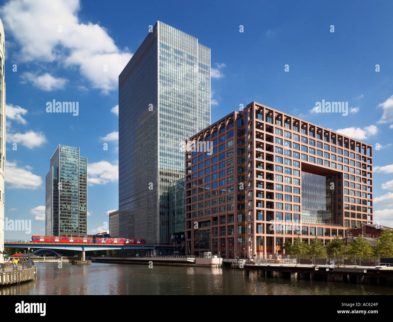 Canary Wharf Docklands Heron Quays prospettiva corretta con treni DLR Foto Stock