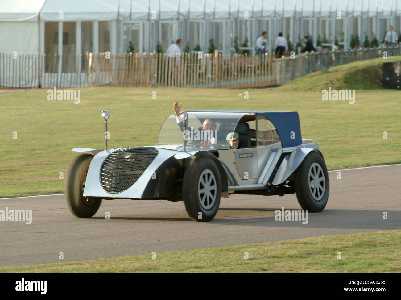 Stirling Moss auto pilotaggio progettata da ragazzo a Goodwood 2003 West Sussex England Regno Unito Regno Unito Foto Stock