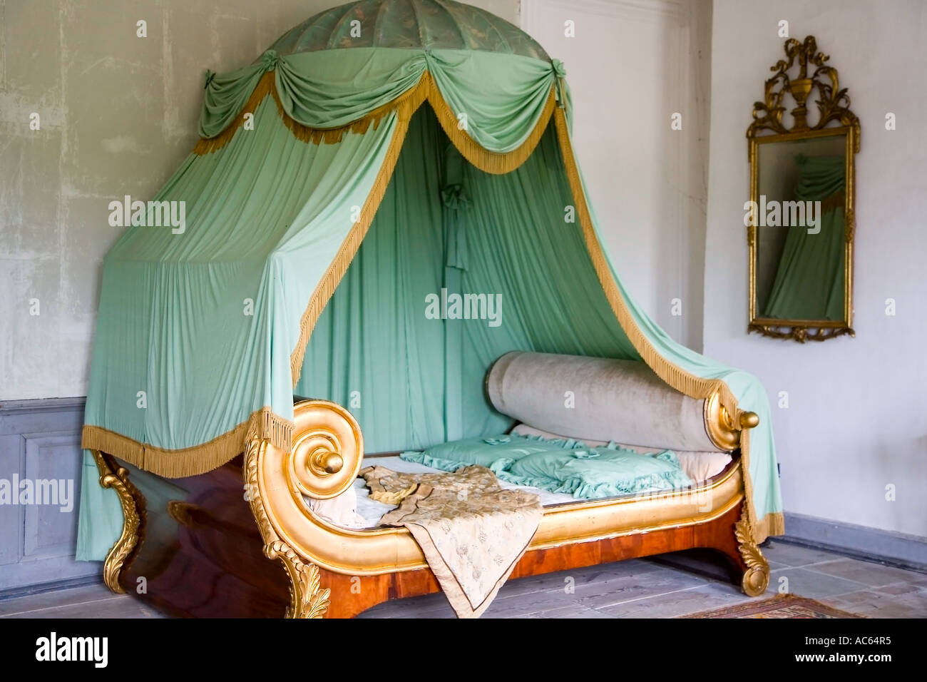 Letto matrimoniale con baldacchino in tessuto rosa in camera da letto Foto  stock - Alamy
