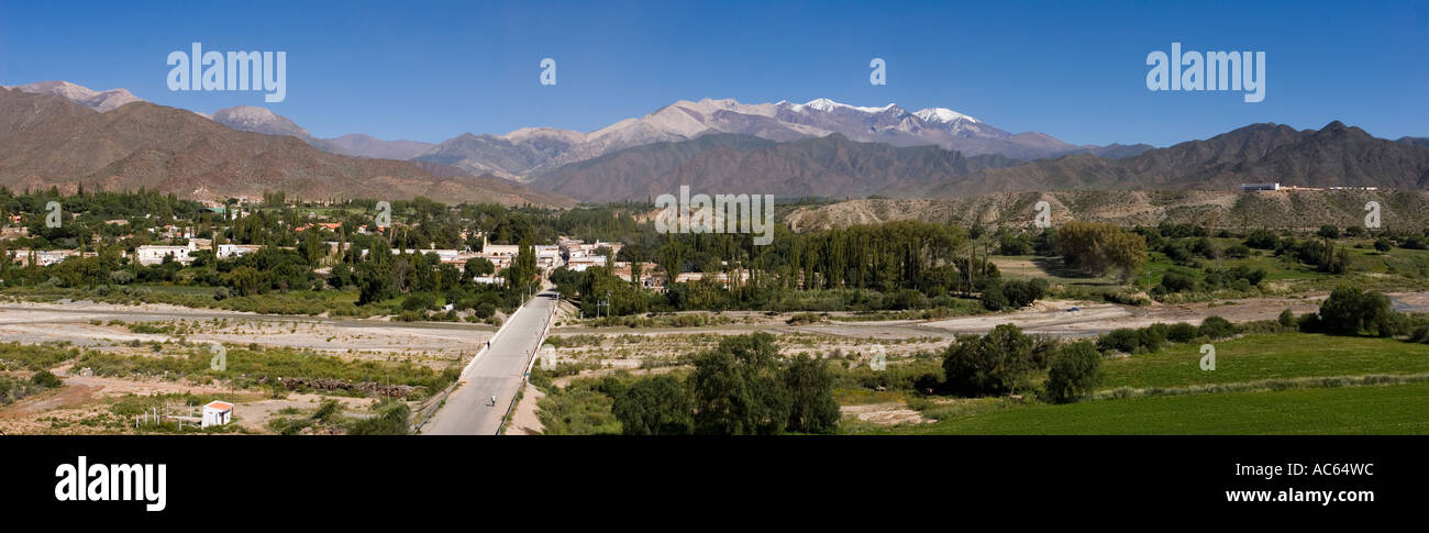 Vista panoramica della città di Cachi, Salta, Argentina. (Alta risoluzione) Foto Stock
