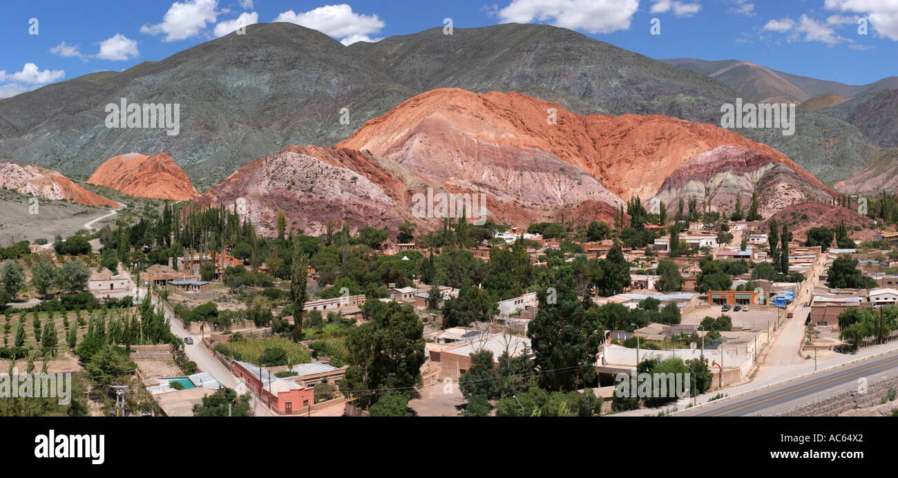 Vista panoramica della città di Purmamarca, Jujuy, Argentina (alta risoluzione) Foto Stock