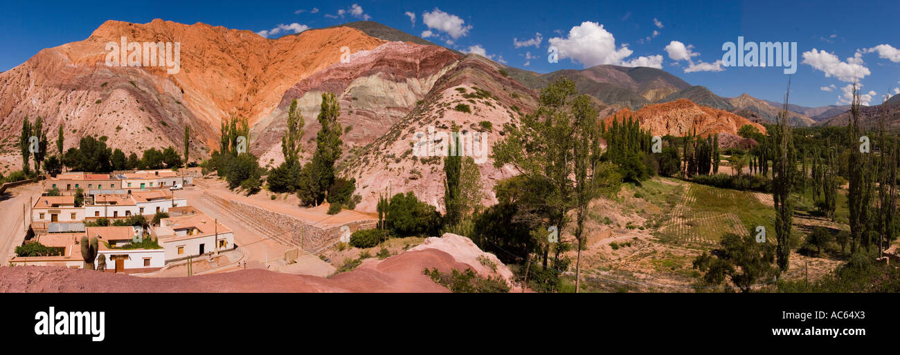 Vista panoramica dei sette colori hill, Purmamarca, Argentina (alta risoluzione) Foto Stock