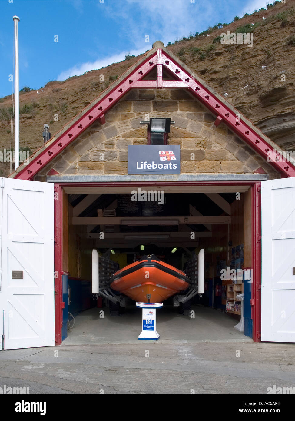 La scialuppa di salvataggio RNLI stazione, in Staithes, North Yorkshire, Regno Unito dotato di un semi rigido veloce imbarcazione di salvataggio Foto Stock