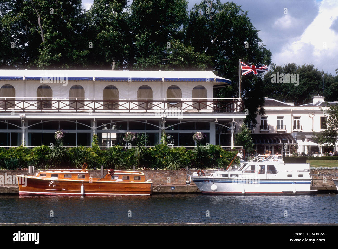 In legno tradizionale e moderno motore grp incrociatori a Henley on Thames in Oxfordshire England Regno Unito Foto Stock