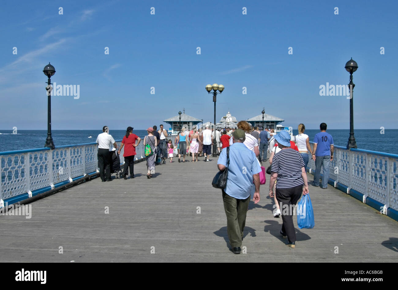 Llandudno Pier fronte mare del Nord del Galles Foto Stock