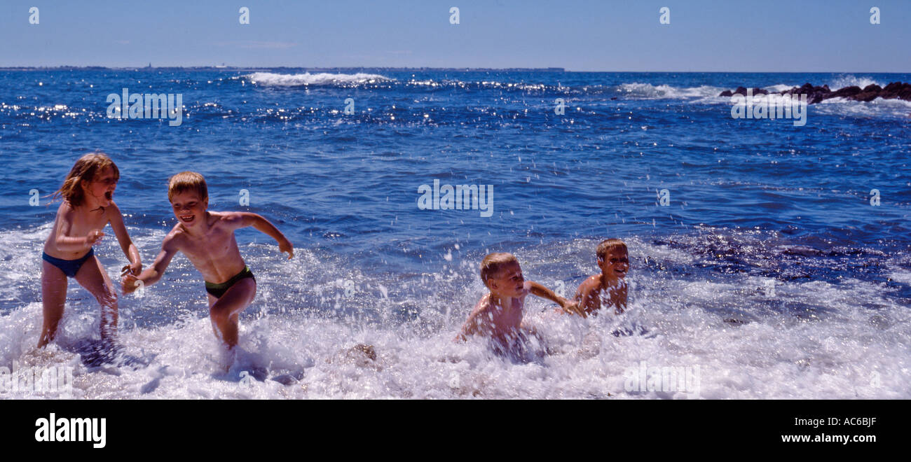 Bambini che giocano in mare Foto Stock