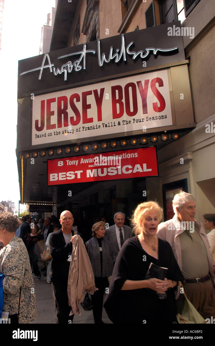 Theatergoers lasciare il musical Jersey Boys in agosto teatro di Wilson dopo un matinée) Foto Stock