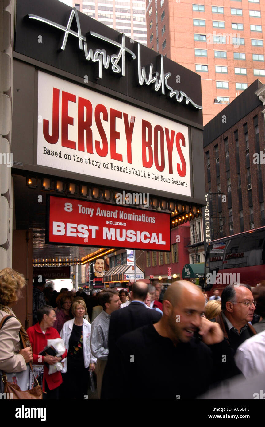 Theatergoers lasciare il musical Jersey Boys in agosto teatro di Wilson dopo un matinée) Foto Stock