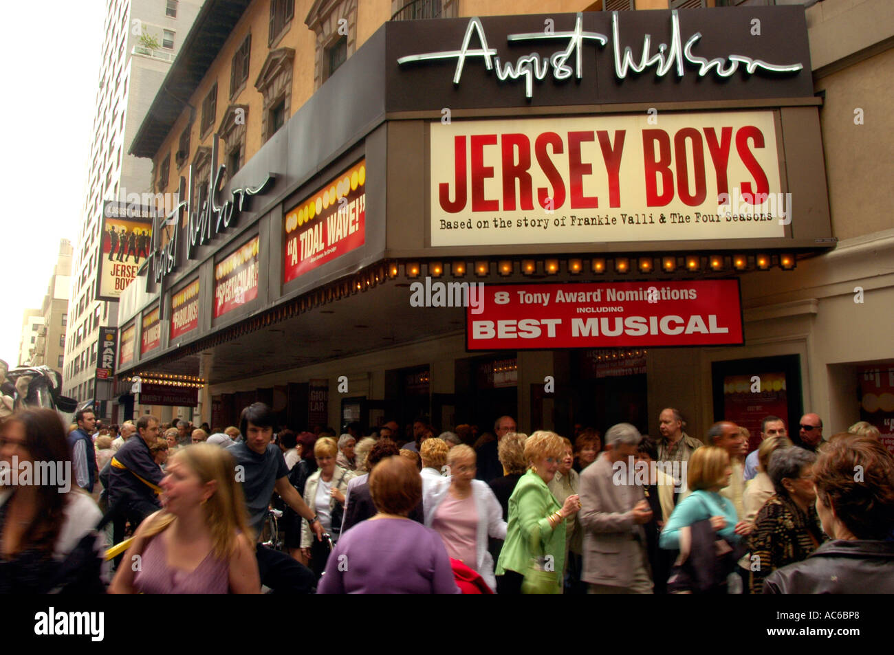 Theatergoers lasciare il musical Jersey Boys in agosto teatro di Wilson dopo un matinée) Foto Stock