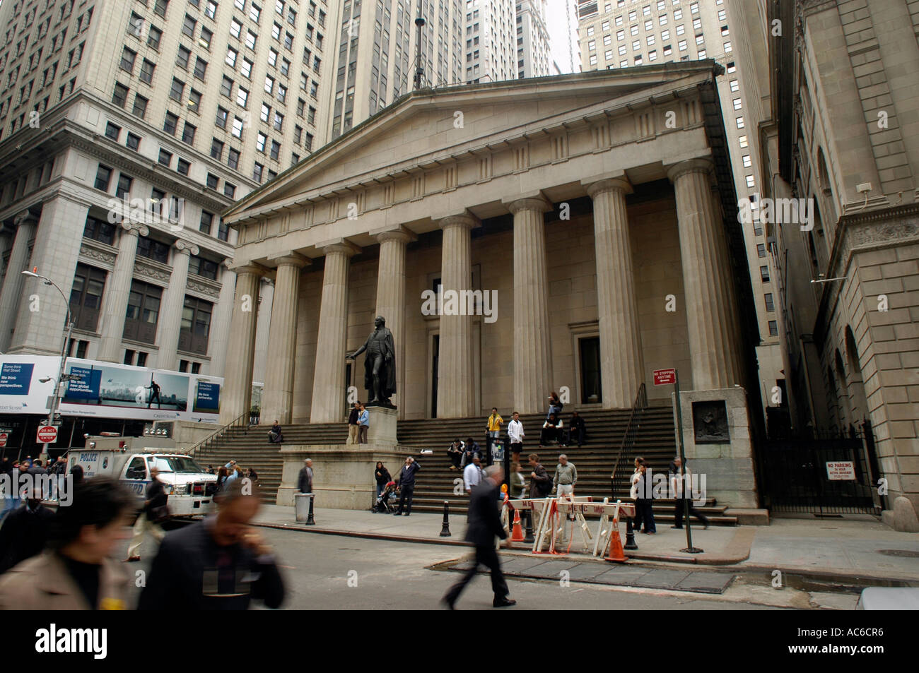 Federal Hall National Memorial presso l'angolo di ampia e Nassau strade di Lower Manhattan Foto Stock