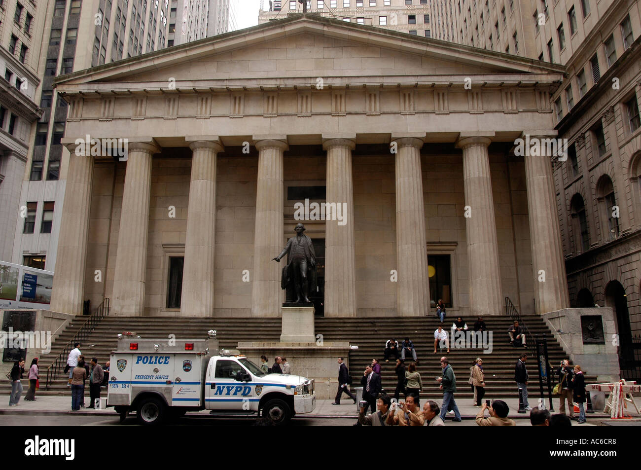 Federal Hall National Memorial presso l'angolo di ampia e Nassau strade di Lower Manhattan Foto Stock