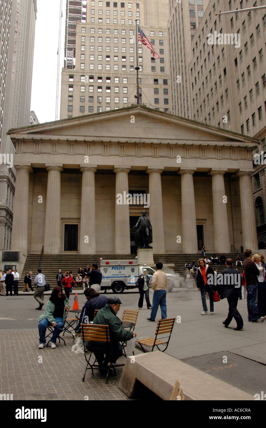 Federal Hall National Memorial presso l'angolo di ampia e Nassau strade di Lower Manhattan Foto Stock