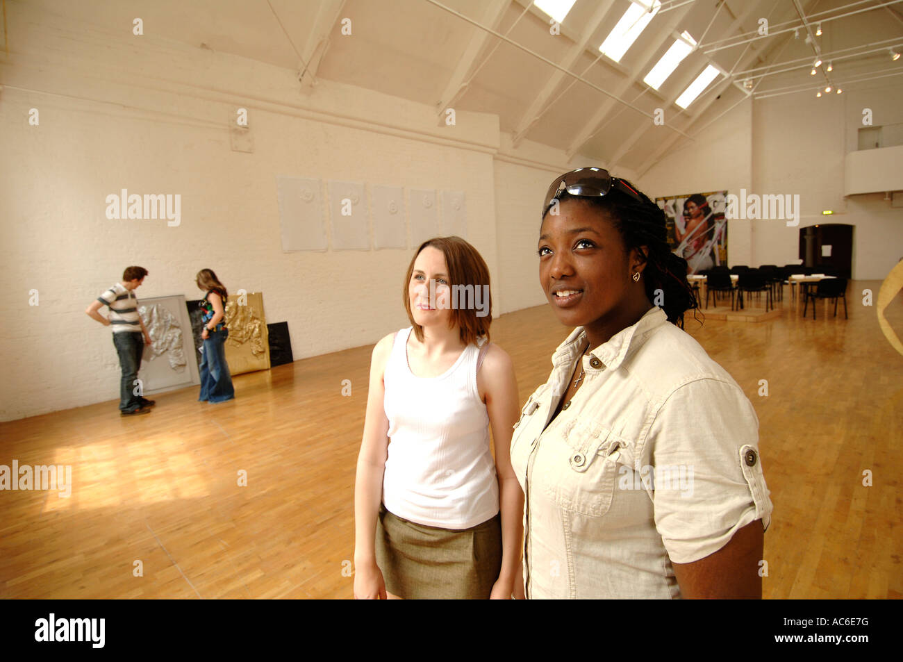 Gli studenti di visitare il museo di arte moderna a Oxford Foto Stock