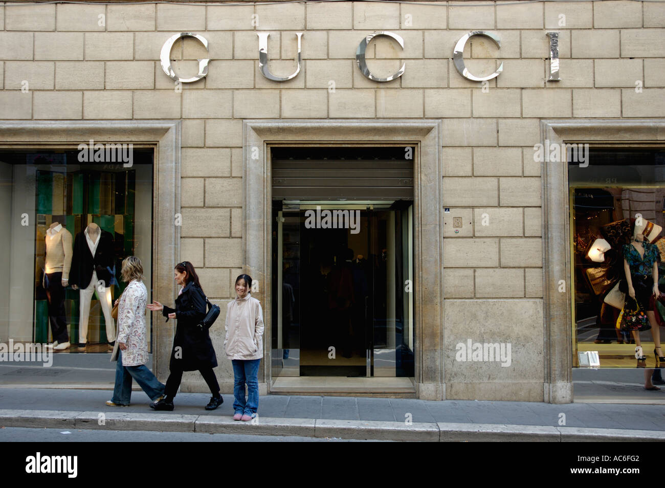 Gucci Via Condotti Sale Online, 51% OFF | zonahospitalaria.com