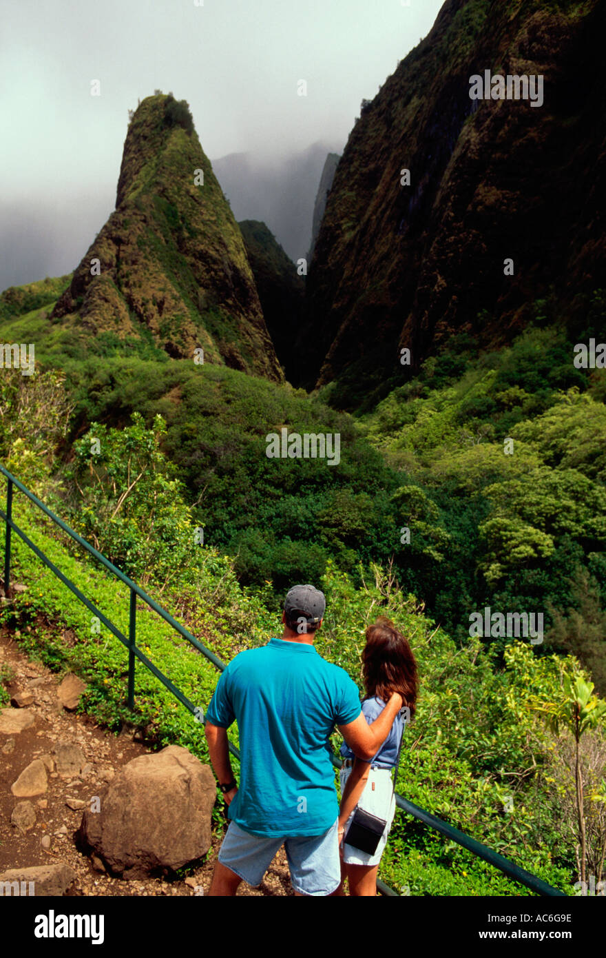 Persone, giovane, turisti, visitatori, Iao ago, Iao Valley, Iao Valley State Park, il Parco Statale di Isola di Maui, Maui, Hawaii Foto Stock
