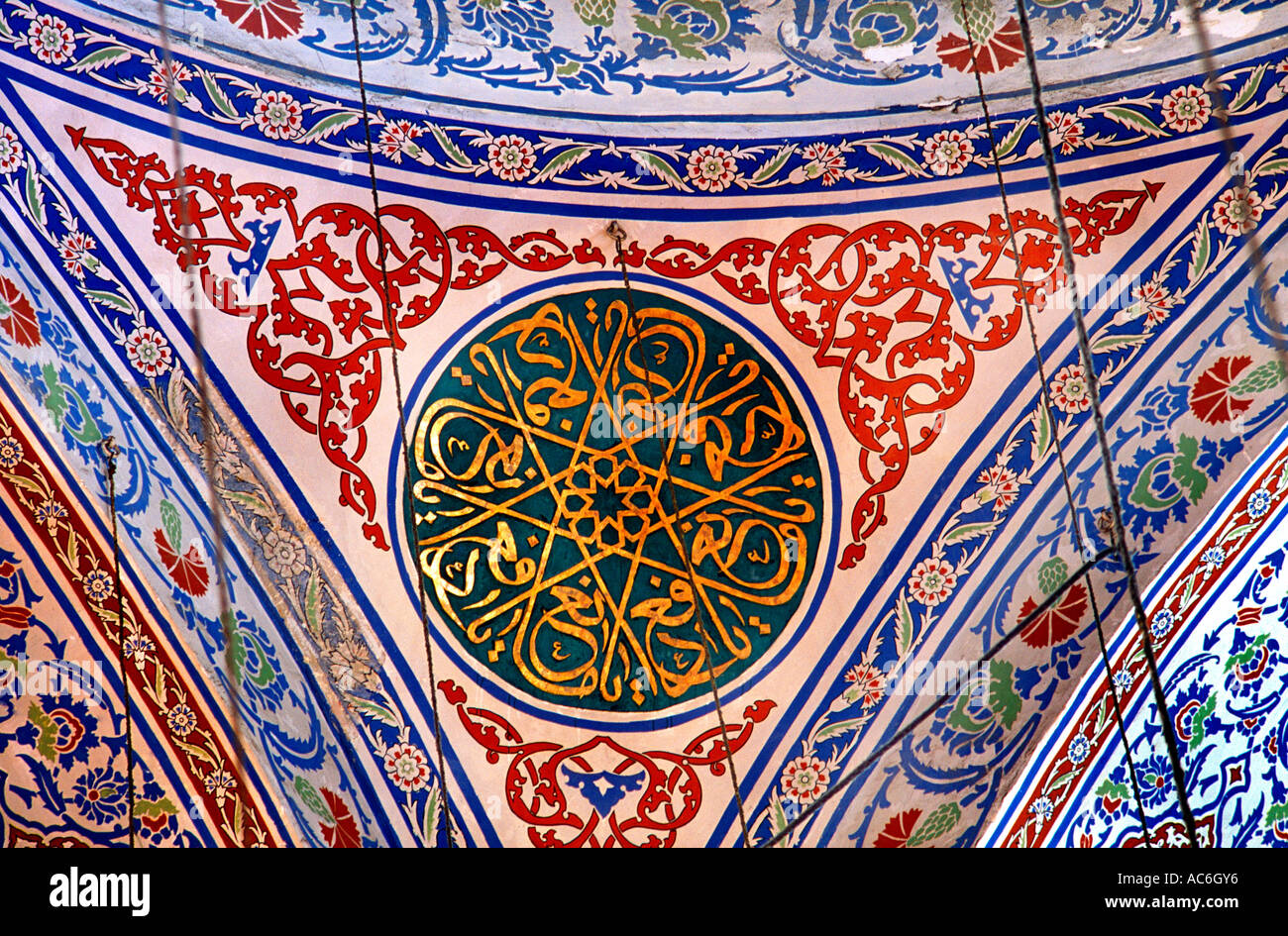 Istanbul Turchia la Moschea Blu Calligraphy Allah ripetuto per formare il modello Foto Stock