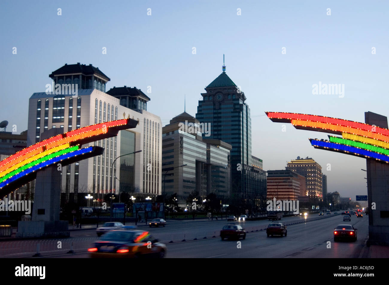 Estremità superiore alberghi e centri commerciali per lo shopping sulla strada JIANGUOMENEI CHONGWEN Pechino CINA Foto Stock