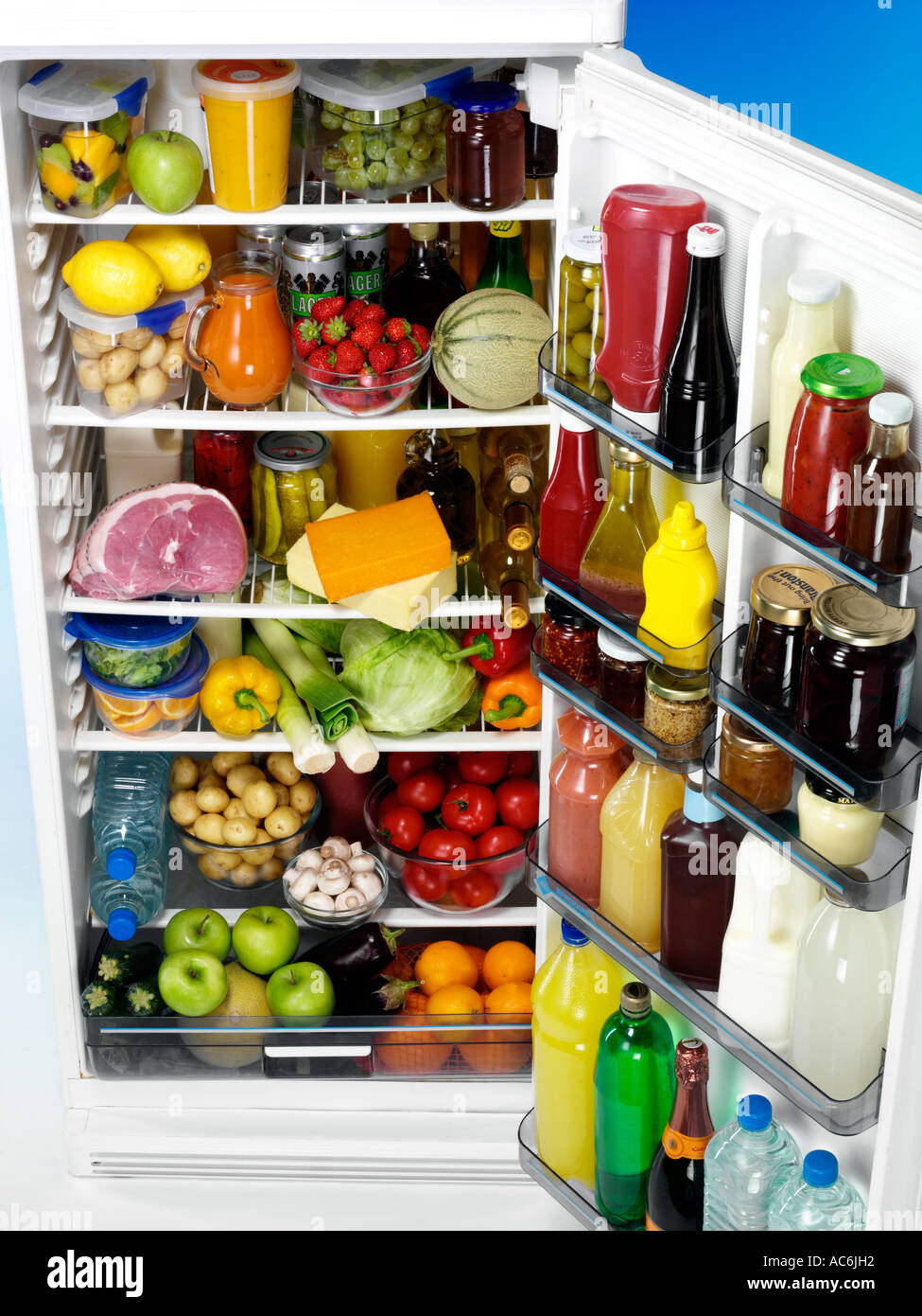 Что нужно купить домой. Холодильник с продуктами. Полный холодильник продуктов. Холодильник с едой. Полный холодильник фруктов.