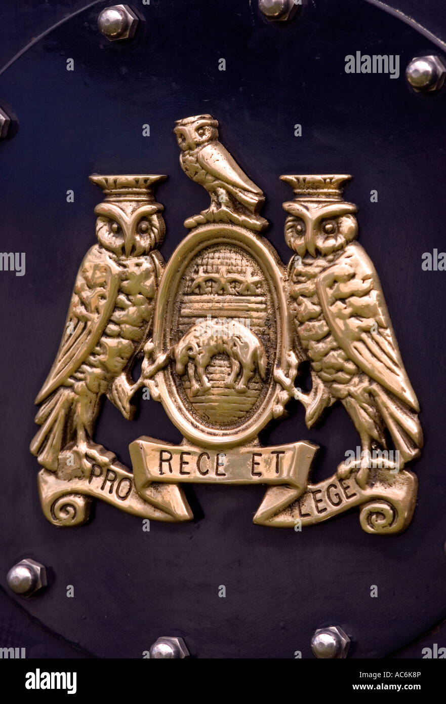 Civette sul badge di John Fowler & Co. di Leeds, West Yorkshire, Inghilterra Foto Stock