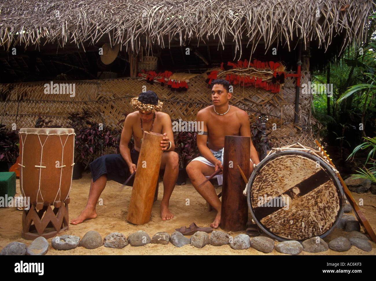 Il tahitiano uomini, batteristi, ronzio, villaggio Tahitiano, Centro Culturale Polinesiano, Laie, Oahu, Oahu Island, Hawaii, Stati Uniti Foto Stock