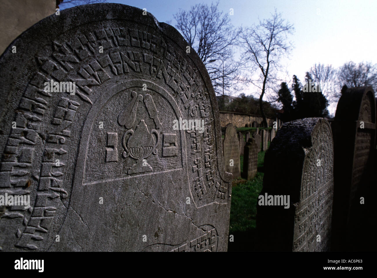 Vecchie lapidi presso il vecchio cimitero ebraico in Hermanuv Mestec una città nella Regione di Pardubice della Repubblica ceca Foto Stock