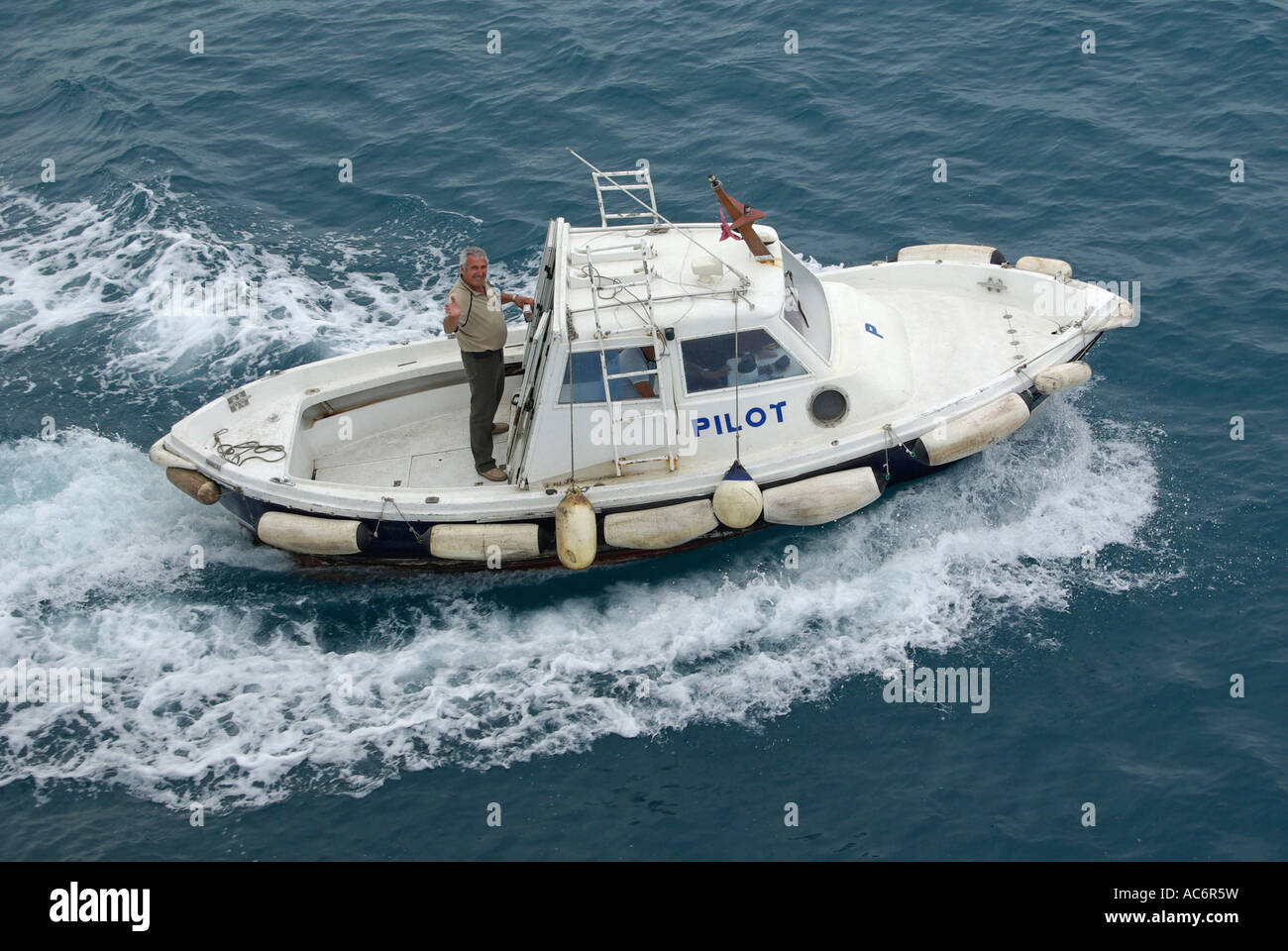 Porto di Durazzo Albania pilota lascia la nave mediante un motore di lancio onde addio Foto Stock
