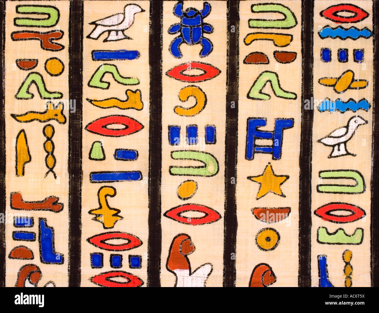 L'Egitto. Dettaglio dalla moderna dipinta a mano il papiro prodotta per il traffico turistico. Foto Stock
