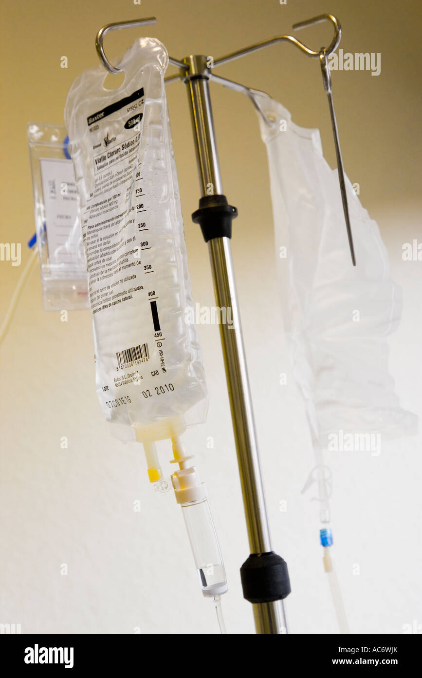 La sacca di soluzione fisiologica appeso sul supporto in ospedale Foto Stock