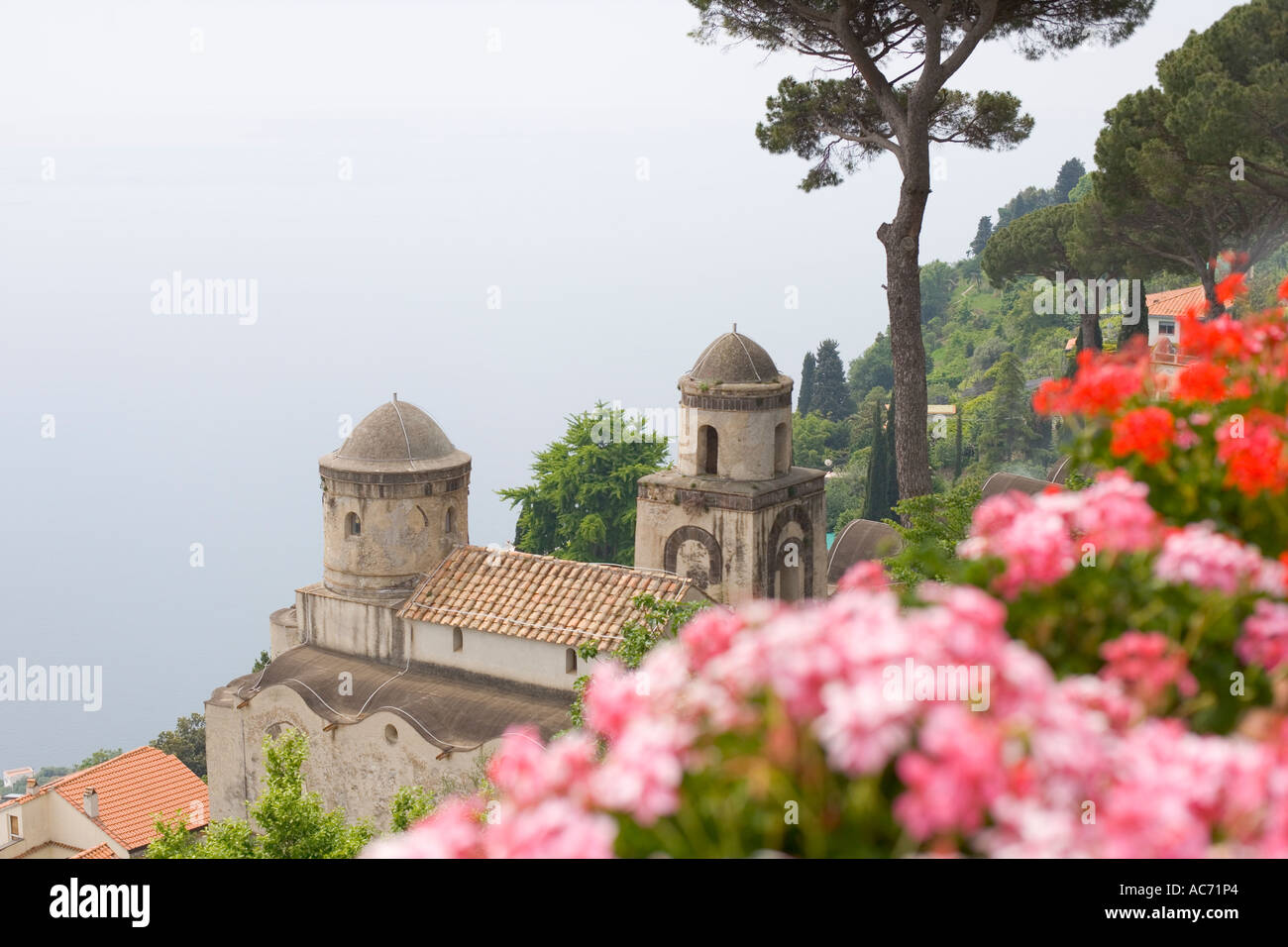 Vista dalla villa Rufolo a Ravello sulla costiera amalfitana in italia Foto Stock