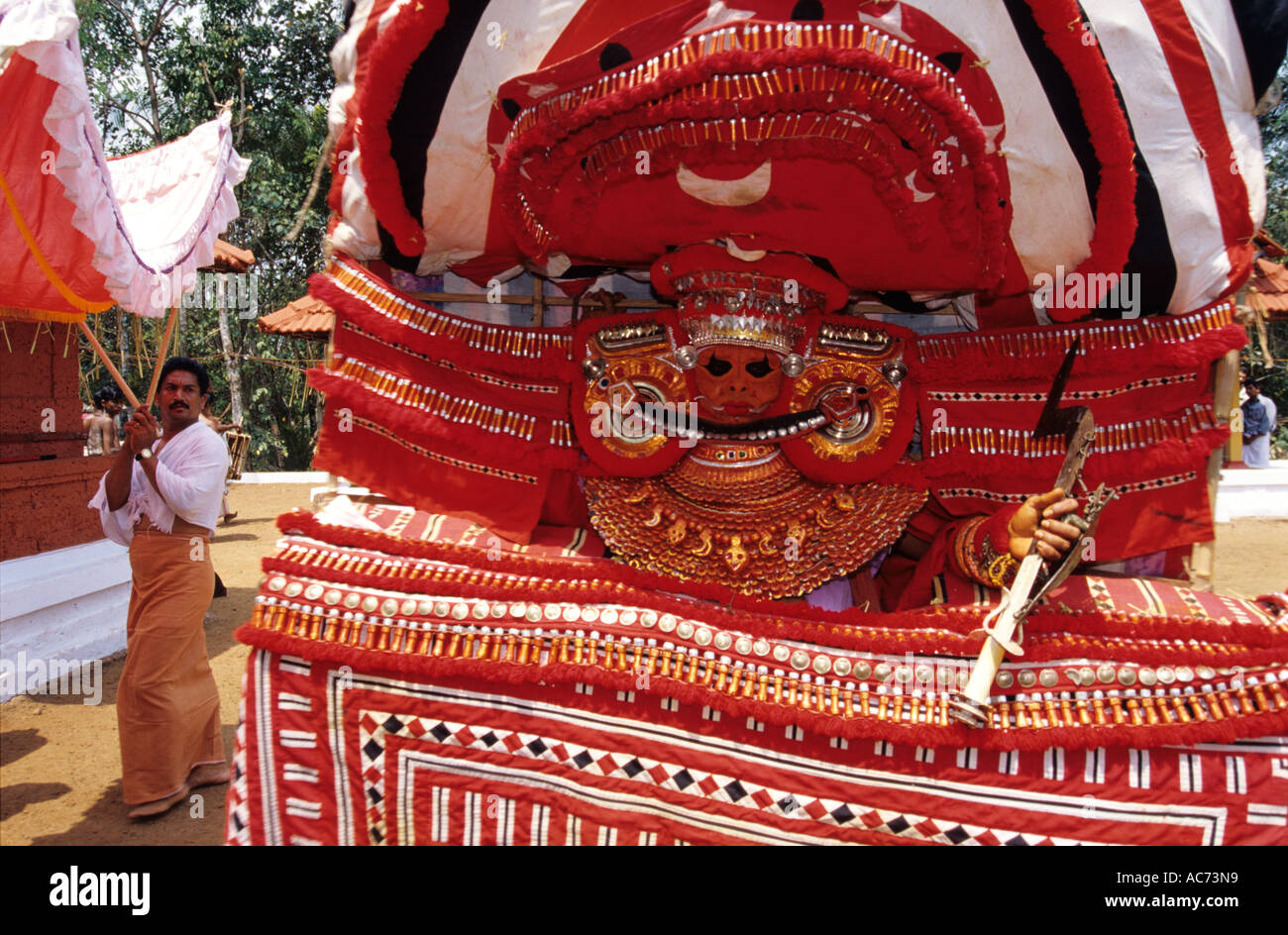 GODMEN- THEYYAM, la danza rituale del Malabar, KANNUR Foto Stock