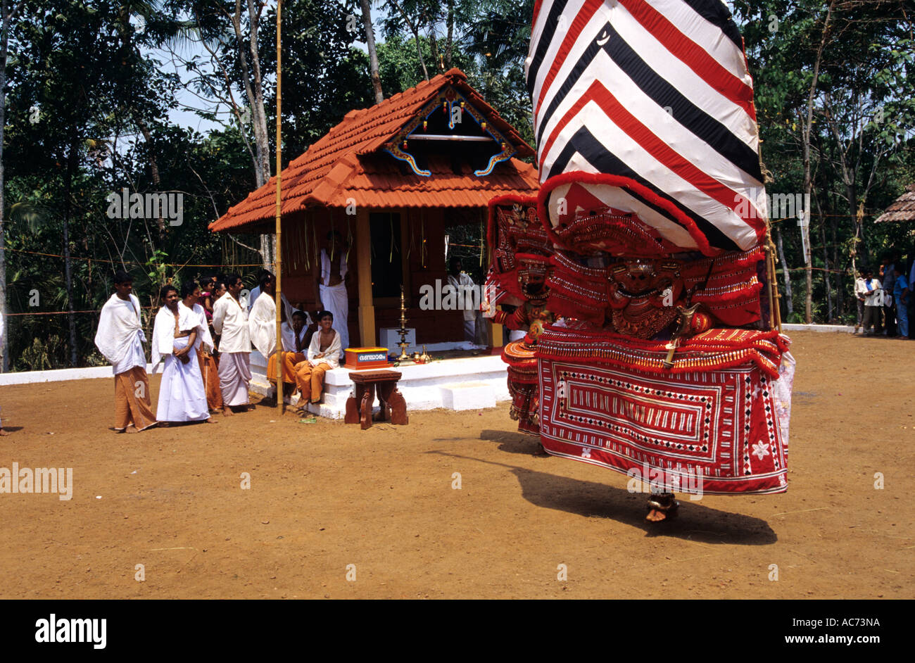 GODMEN- THEYYAM, la danza rituale del Malabar, KANNUR Foto Stock