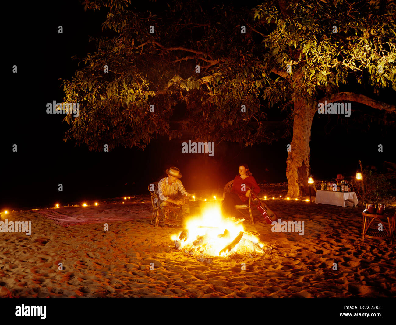 Campo di fuoco dal lato del fiume, KIPLING CAMP, KANHA, MADHYA PRADESH Foto  stock - Alamy