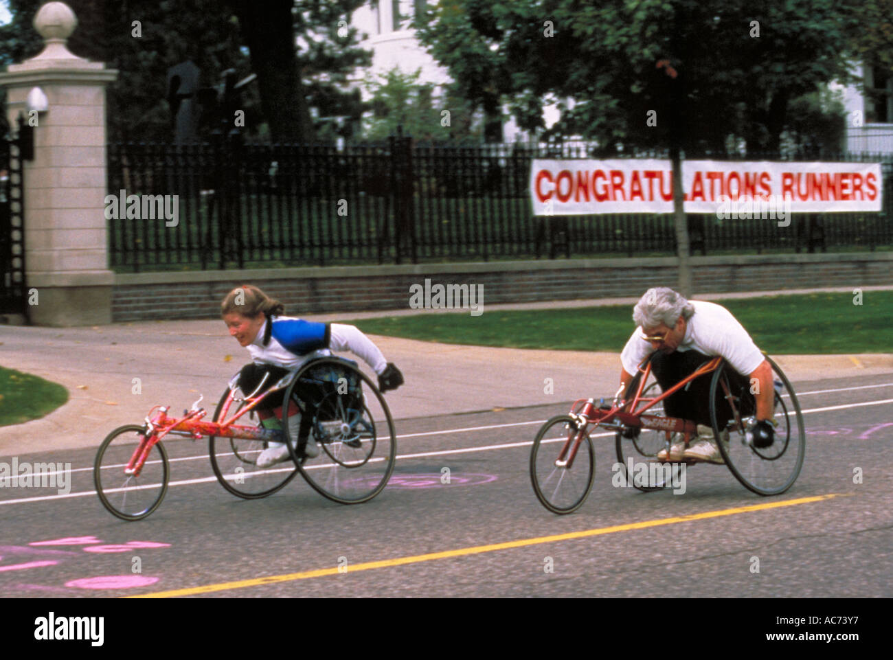 Sedia a rotelle i corridori della maratona. San Paolo, Minnesota Foto Stock